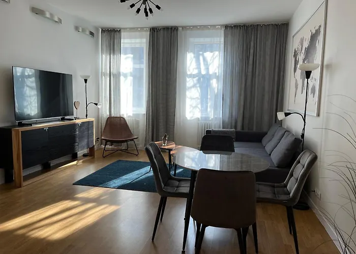Spacious & Stylish Old Town Apt